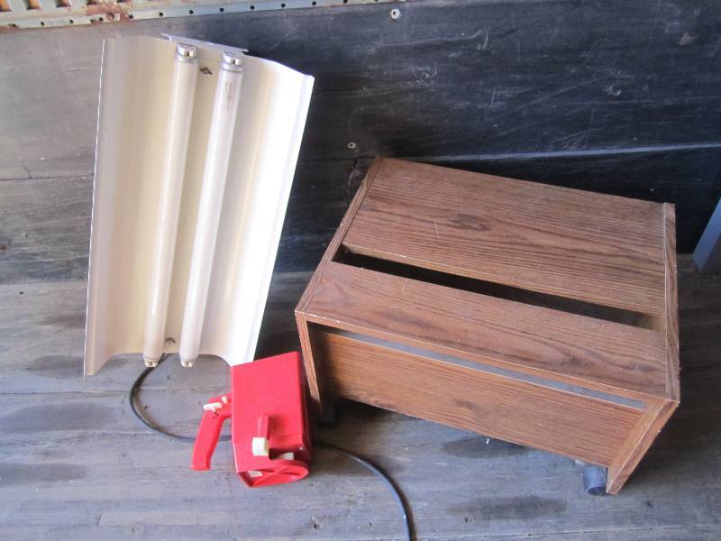 lot 30 image: Rolling cart, shop light and spread...