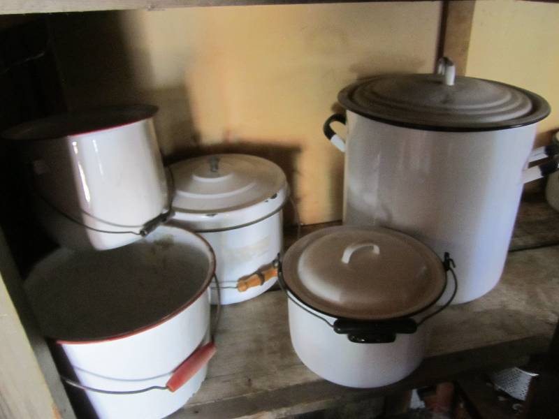 lot 35 image: Lot of large enamelware pieces...