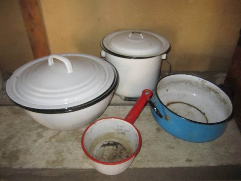 lot 37 image: Lot of large enamelware pieces...