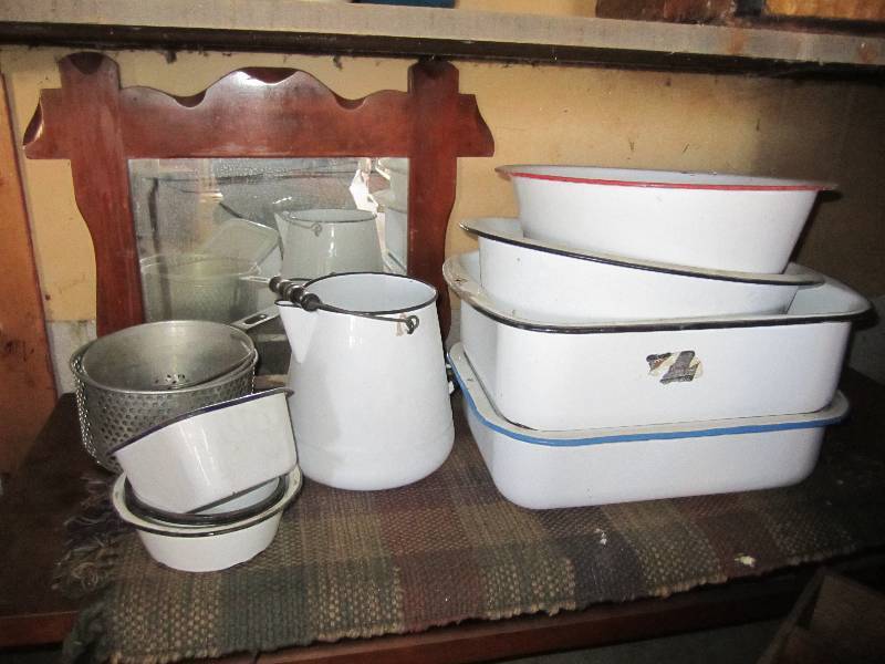 lot 38 image: Lot of large enamelware pieces...