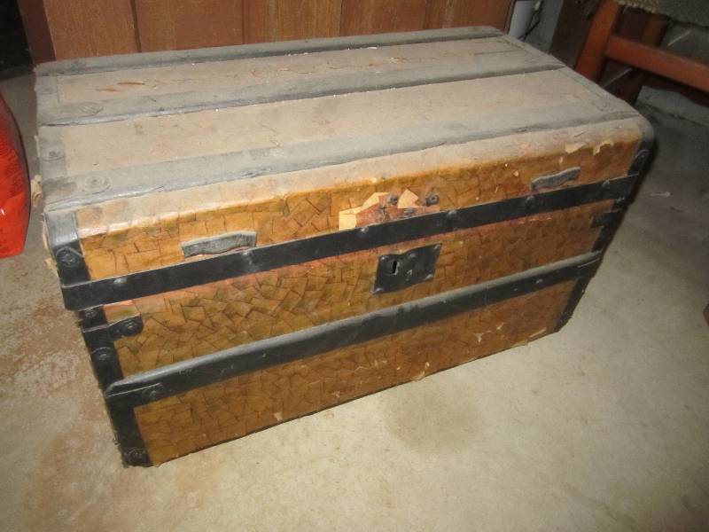 lot 39 image: Small trunk, approx. 2 x 1...