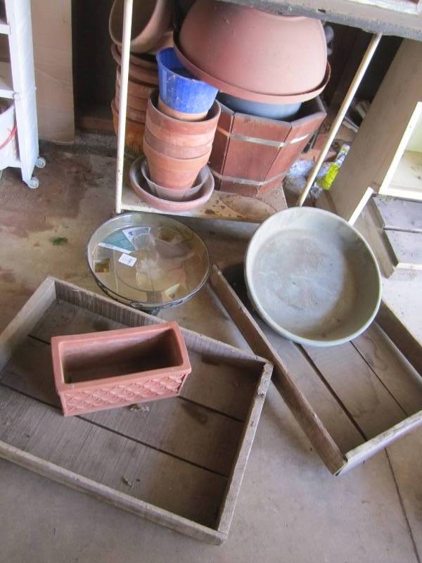 lot 46 image: Lot of pots and planters, SHELF NOT...