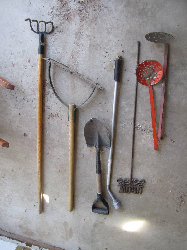 lot 50 image: Lot of garden tools and dcor...