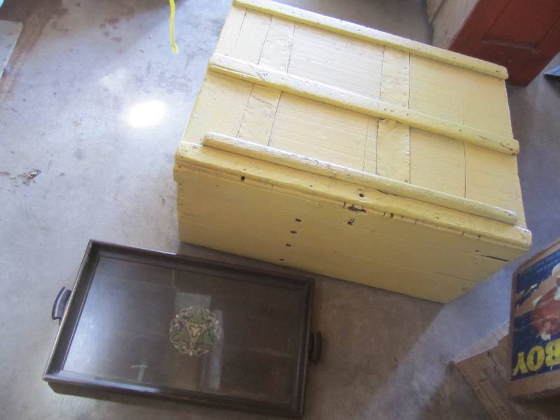 lot 55 image: Vintage trunk and serving tray...