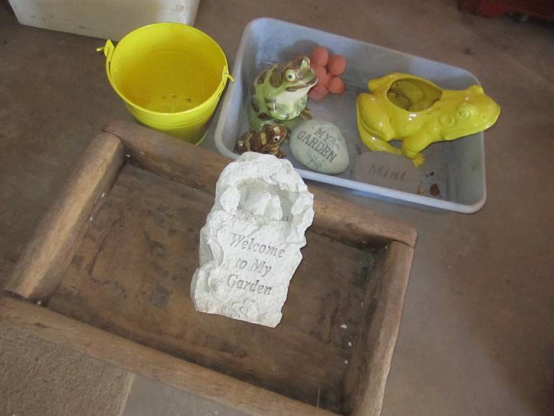 lot 59 image: Lot of garden dcor and vintage wo...