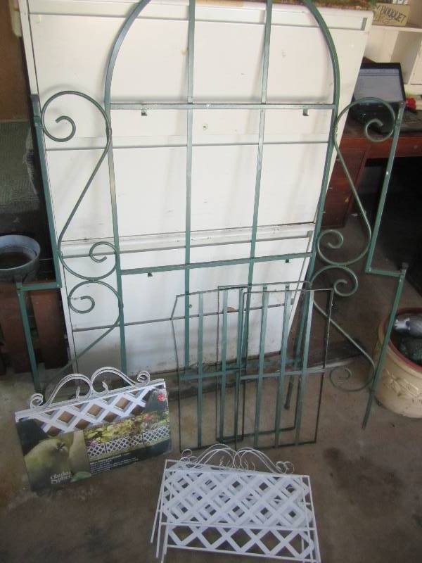 lot 62 image: Green folding shelf and garden fenc...