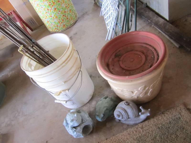 lot 63 image: Planters, garden dcor and metal s...