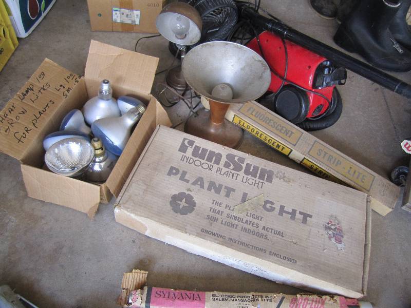 lot 69 image: Heat lamps, indoor plant light, lamp...