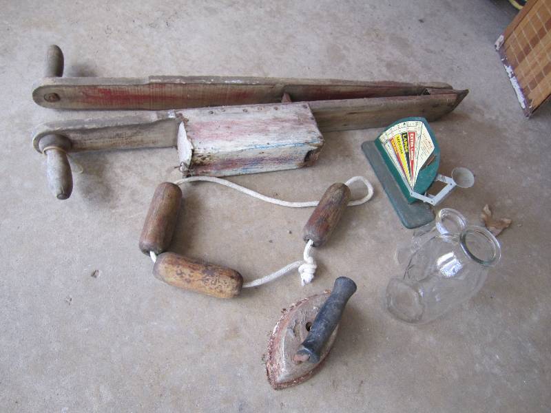 lot 74 image: Lot of vintage items ...