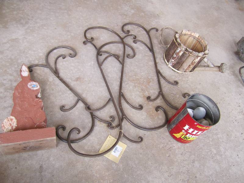 lot 75 image: Lot of garden dcor...