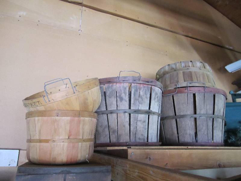 lot 81 image: Lot of bushel baskets...