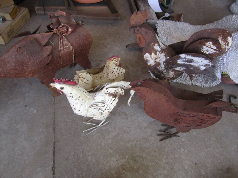 lot 86 image: Lot of metal roosters and pig...