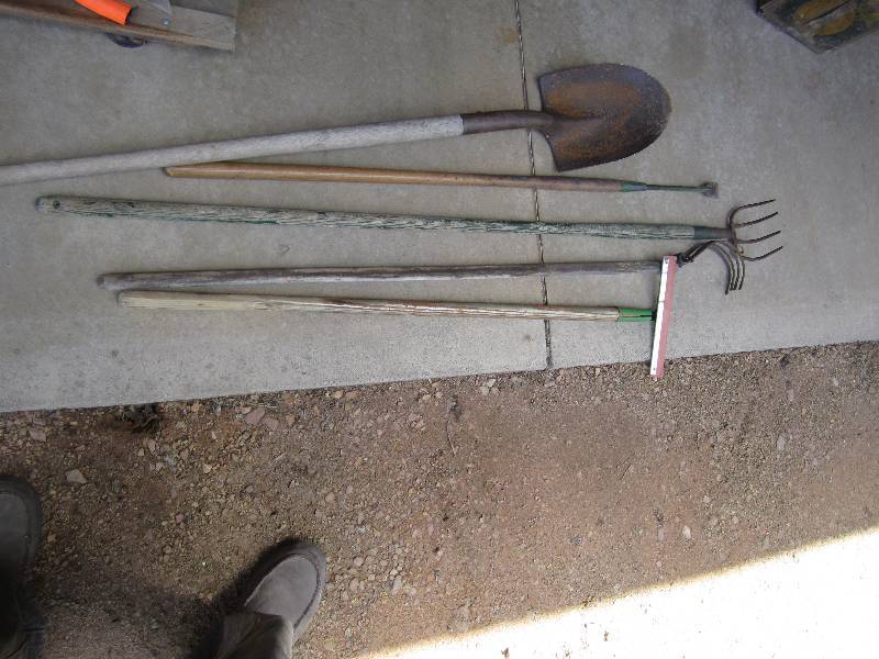 lot 87 image: Lot of garden tools ...