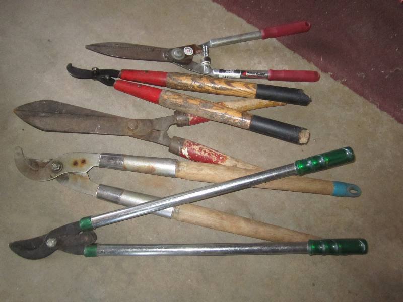 lot 88 image: Lot of trimmers and clippers...