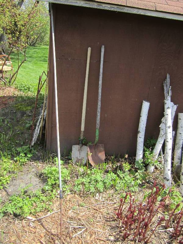 lot 94 image: 2 shovelks and a long handle pitchf...