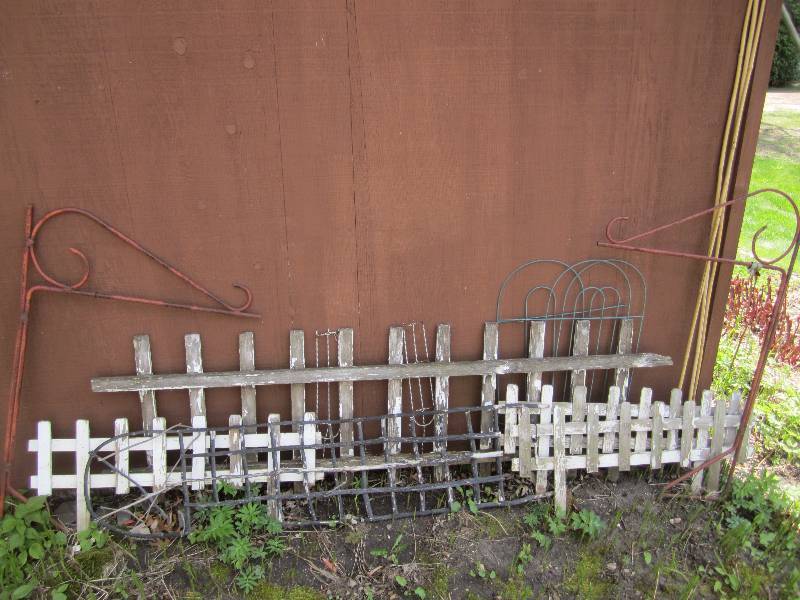 lot 95 image: Lot of trellises and hangers...