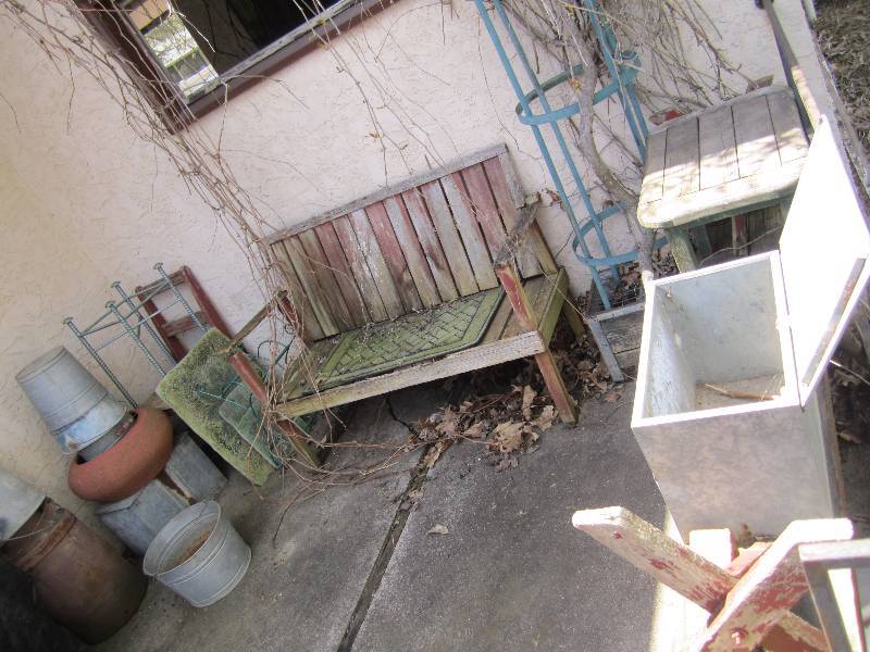 lot 101 image: Large lot of vintage garden dcor,...