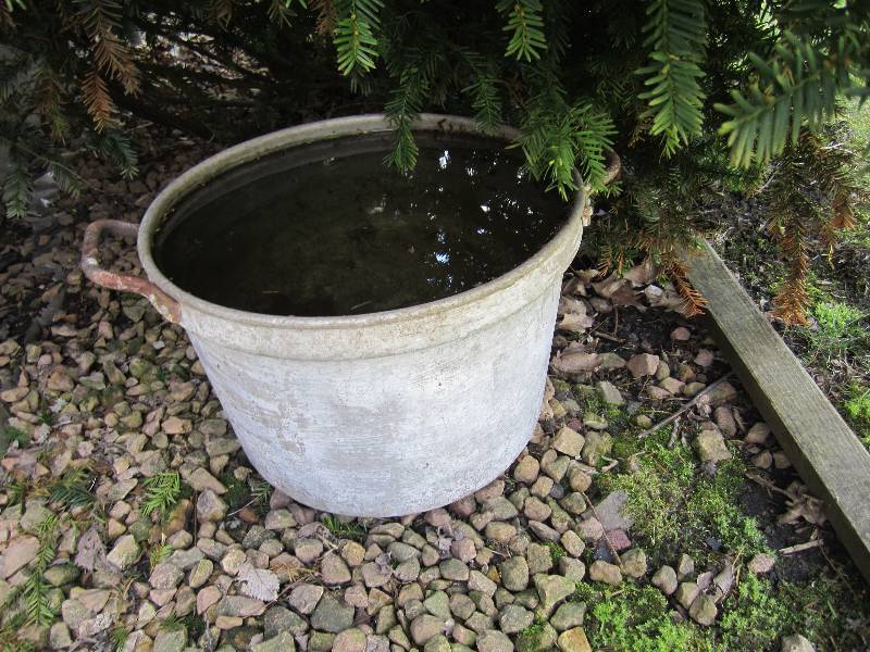 lot 105 image: Large metal bucket...