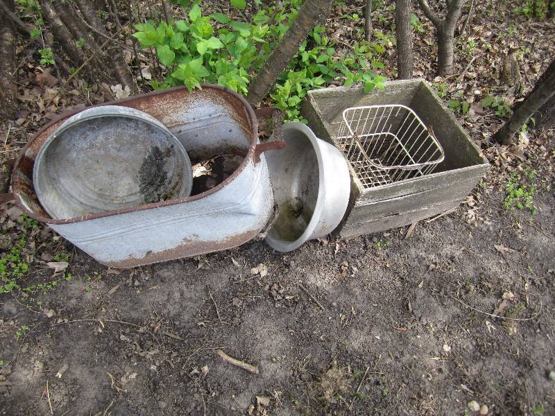lot 106 image: Metal tubs and wood box...