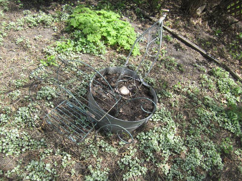 lot 111 image: Metal garden displays...