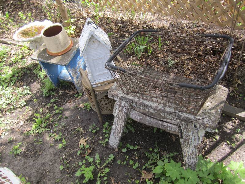 lot 113 image: Lot of garden dcor...