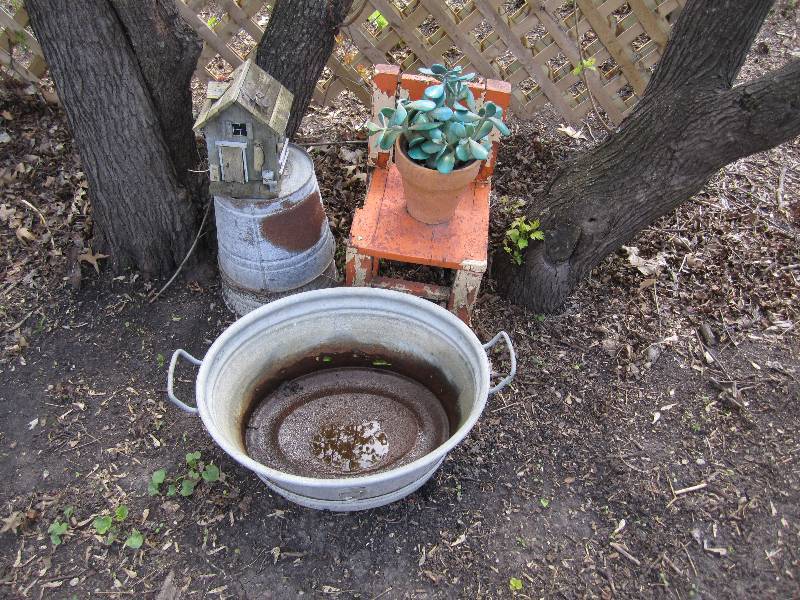 lot 114 image: Lot of garden dcor...