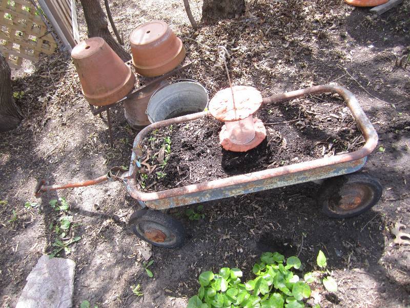 lot 115 image: Wagon planters and bird feeder...