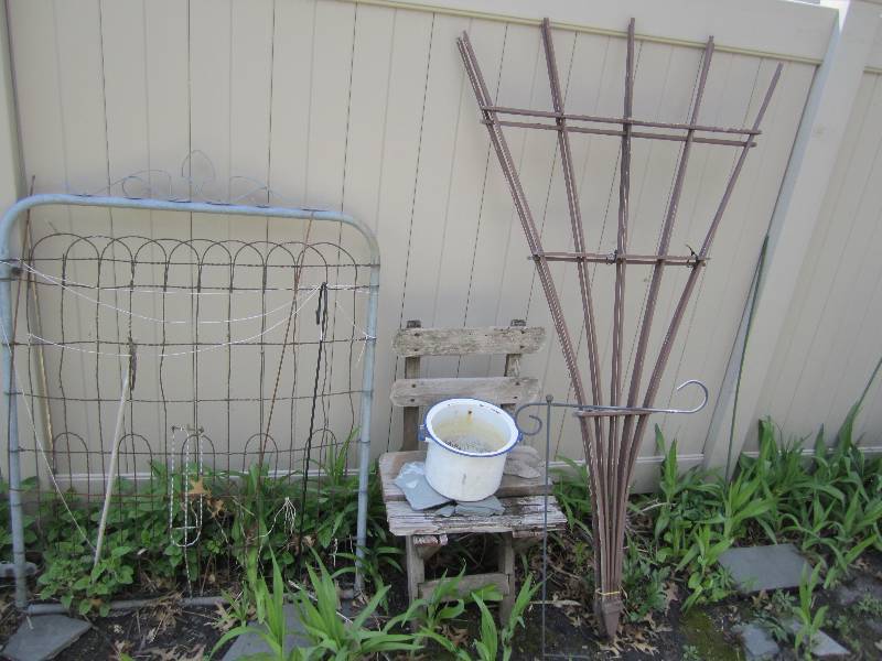 lot 126 image: Decorative headboard, seat and trel...