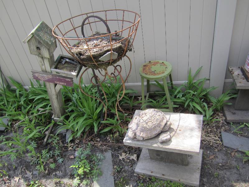 lot 127 image: Large bplanter, birdhouse stool and...