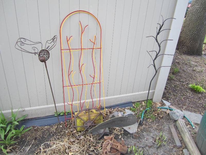 lot 129 image: Lot of garden dcor...