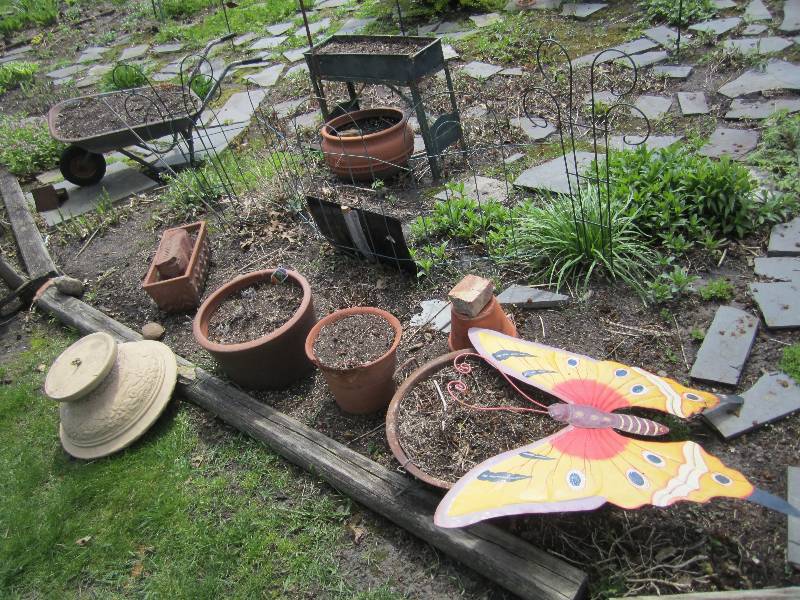 lot 130 image: Large lot of planters, butterfly, w...