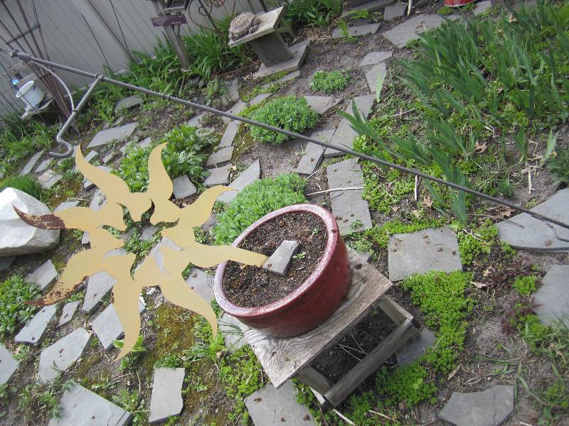 lot 133 image: Metal sun in planter with garden ho...