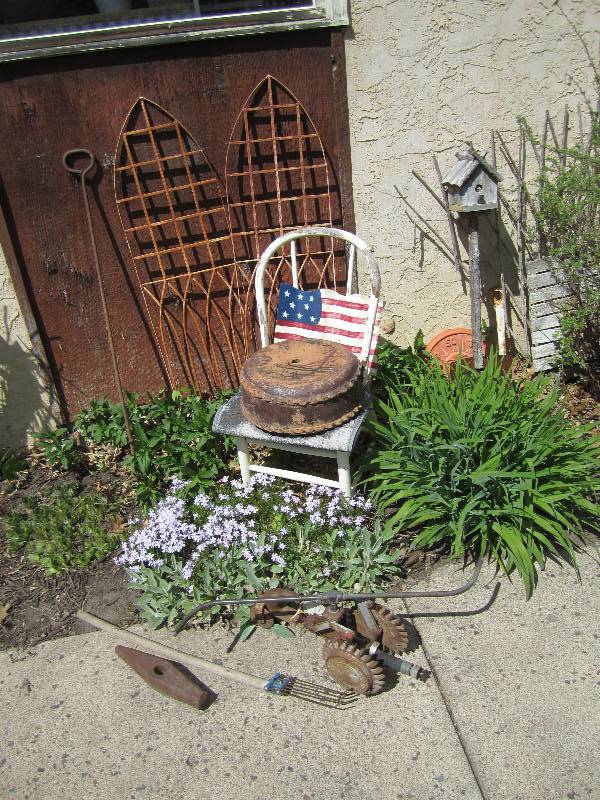 lot 136 image: Lot of decorative garden items...