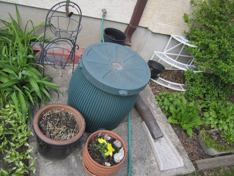 lot 139 image: Rain barrel, planters, shelf, other...