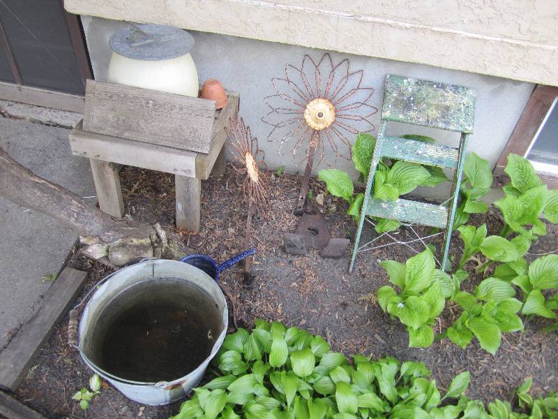 lot 141 image: lot of garden dcor...