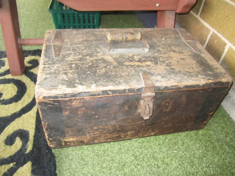 lot 152 image: Small wood trunk 19 x 12...