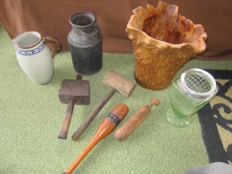 lot 163 image: Lot of vintage dcor...