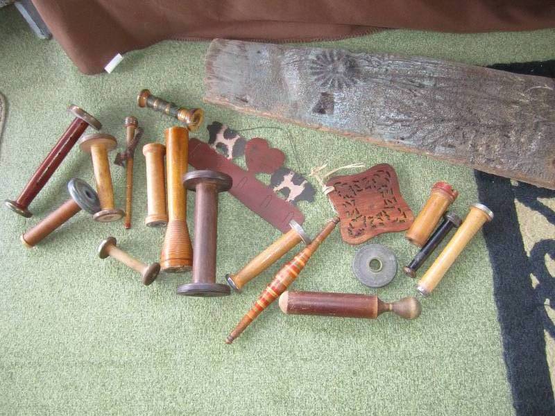 lot 165 image: Lot of vintage wood items...