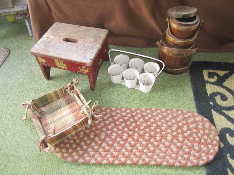 lot 166 image: Lot of vintage and decorative items...