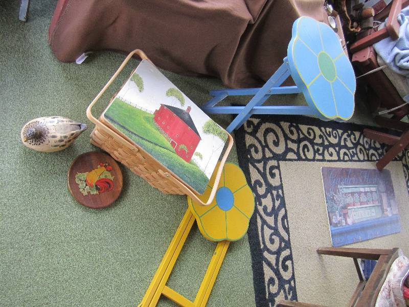 lot 168 image: Picnic basket, wood bird dcor and...