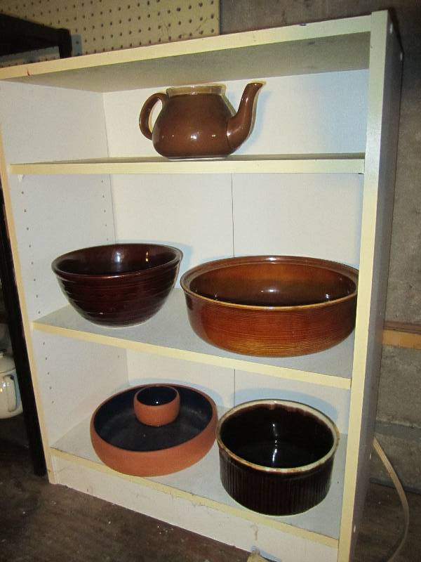 lot 171 image: Shelf with assorted pottery...