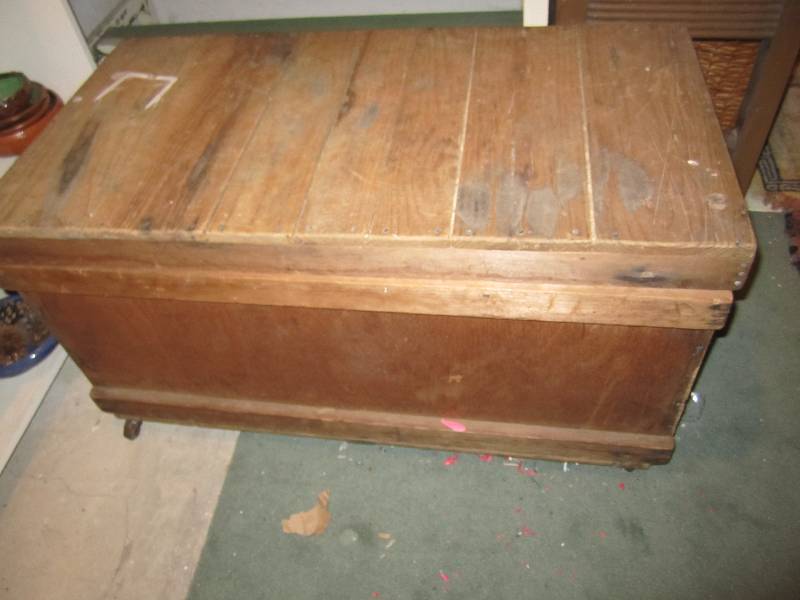lot 181 image: Wood trunk 33 x 18 top...