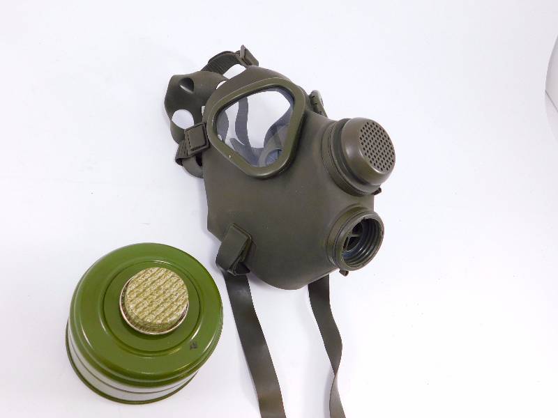 lot 89 image: German Military Surplus Gas Mask
