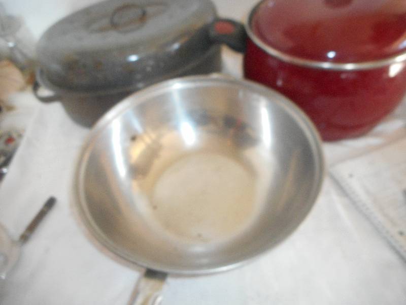 lot 18 image: 2 KETTLES 1 BLUE ROASTER