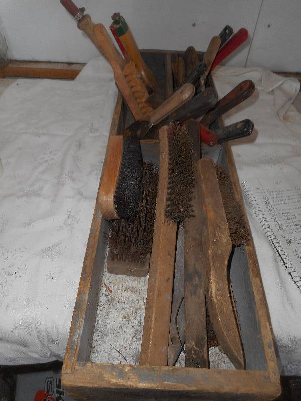lot 20 image: PUTTY KNIVES, BRUSHES , VINTAGE WOODEN BOX