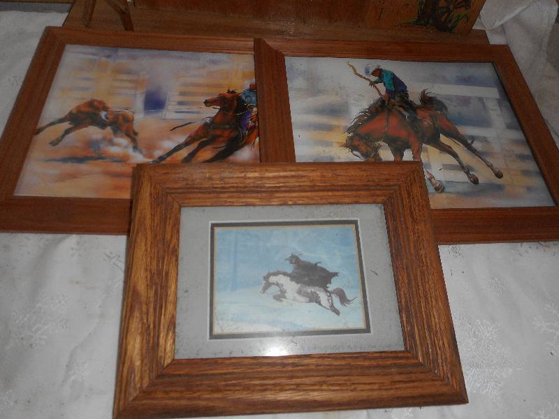 lot 27 image: 3 HORSE PICTURES VINTAGE BARN CLOCK