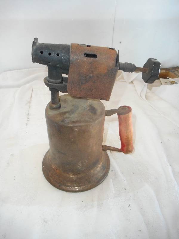 lot 28 image: ANTIQUE BRASS BLOW TORCH