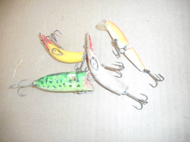 lot 46 image: VINTAGE FISHING LURES