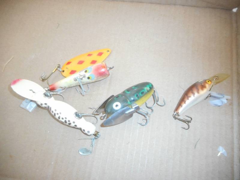 lot 47 image: VINTAGE FISHING LURES