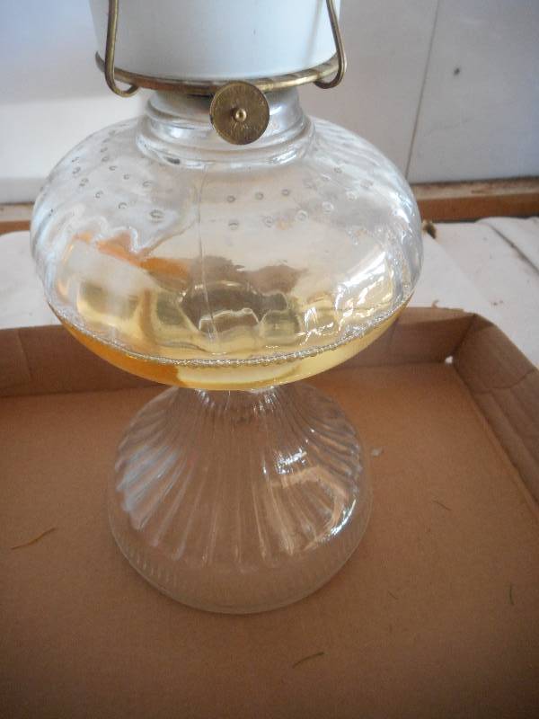 lot 48 image: ANTIQUE GLASS OIL LAMP